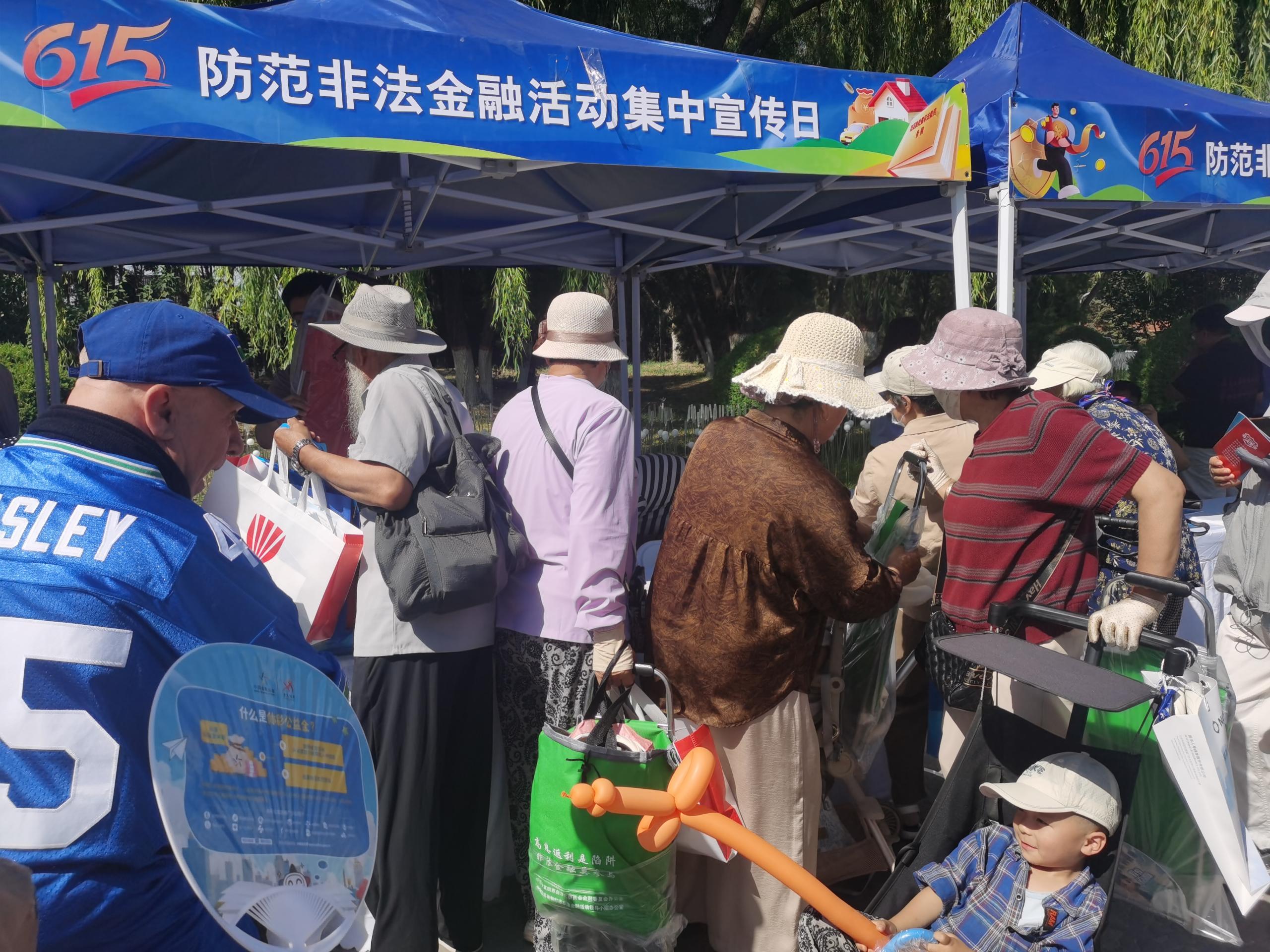 西部证券宁夏分公司开展“守住钱袋子 护好幸福家”防范非法金融活动宣传月宣传活动—走进海宝公园6.jpg