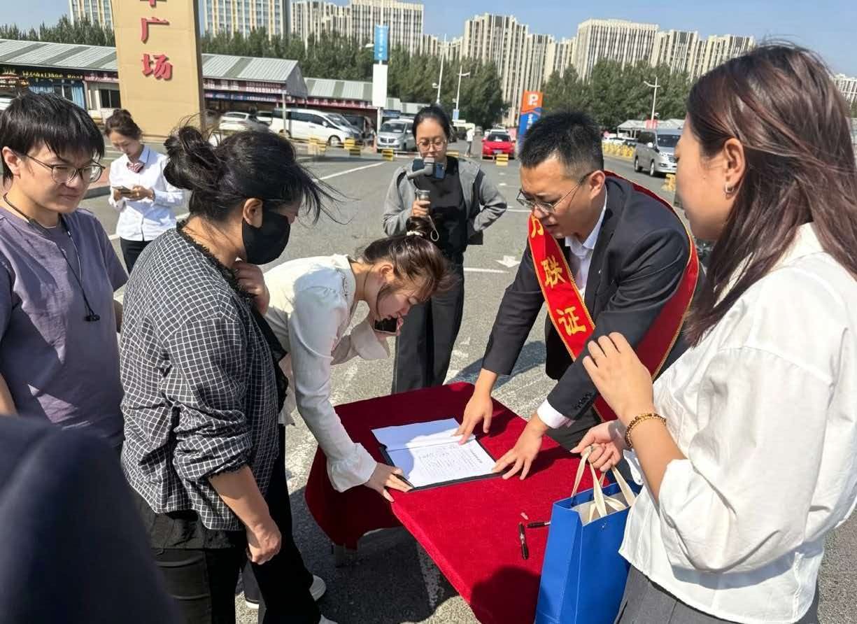 哈尔滨营业部20260924理性投资防风险 金融护航进商圈活动照片5.jpg